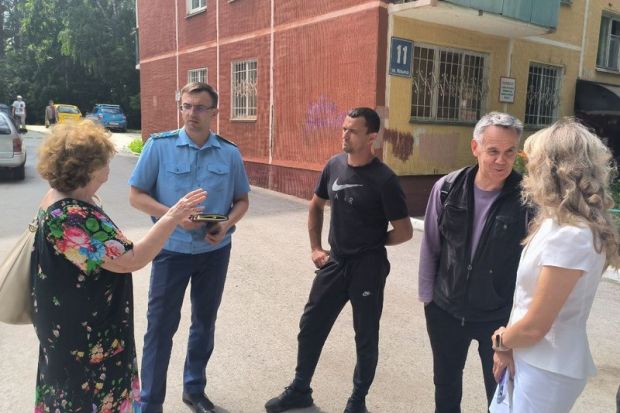 Прокурорская проверка прошла на подтопленной дождями пятиэтажке