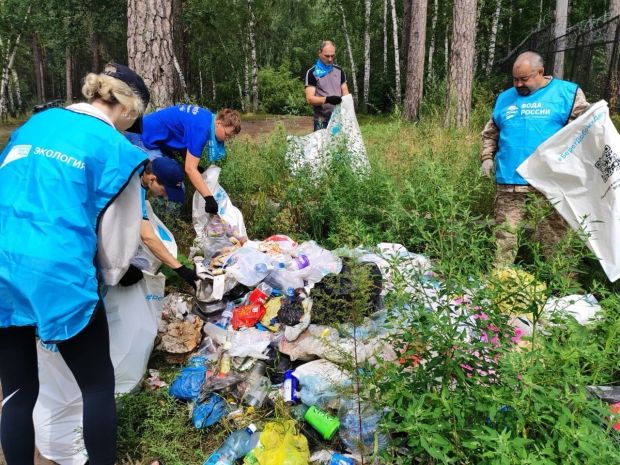 Волонтеры навели порядок рядом с Центральным пляжем в Академгородке