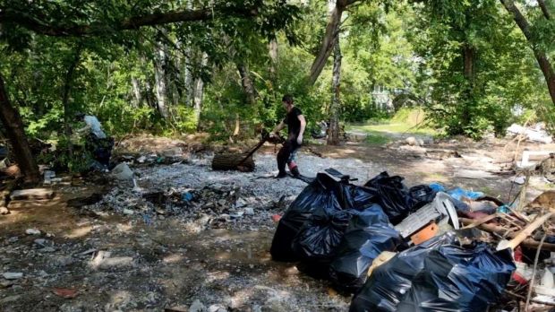 Более 50 человек вышли на уборку будущего парка в микрорайоне Щ