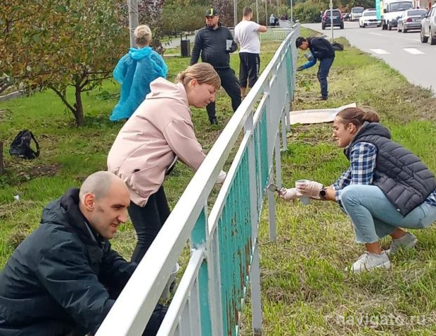 Вдоль яблоневой аллеи жители левобережья покрасили ограждение