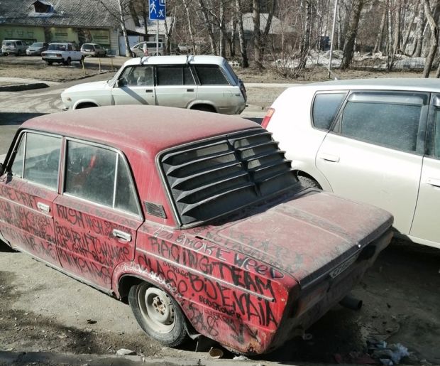 Мэр Новосибирска потребовал до зимы убрать брошенные автомобили