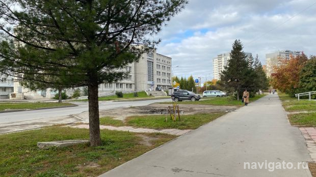 Жители дома по улице Демакова просят решить вопрос с парковкой на газоне