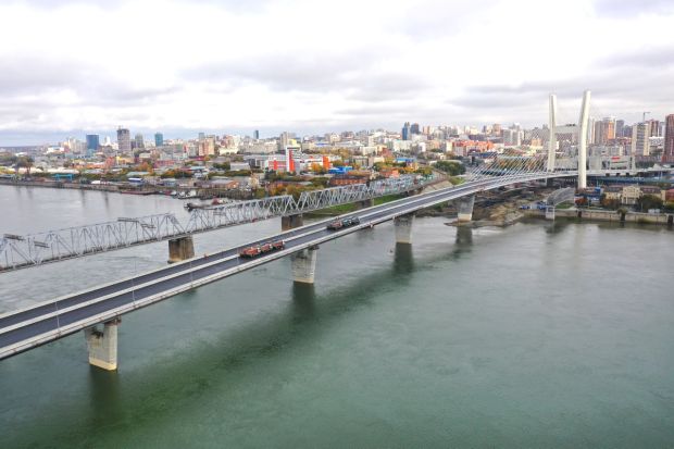 12 груженных песком самосвалов проехали по четвертому мосту через Обь