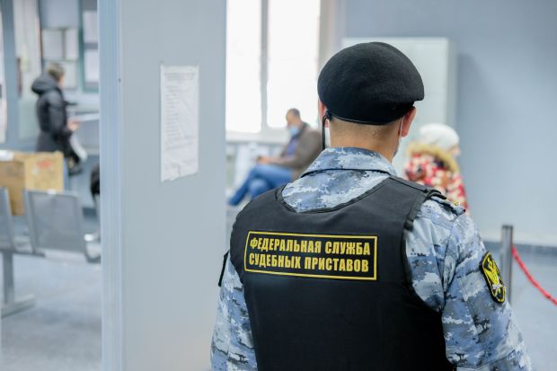 Чтобы не лишиться квартиры, мужчина оплатил долг перед банками