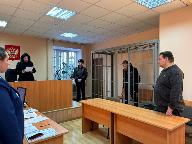 Двух новосибирцев арестовали за торговлю оружием