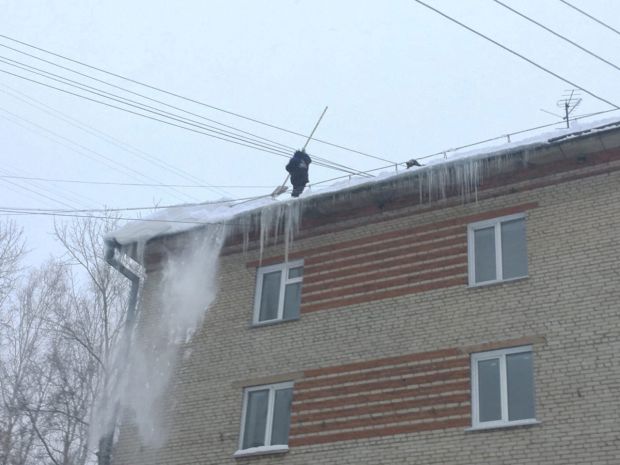 От управляющих компаний потребовали убирать сосульки и наледь