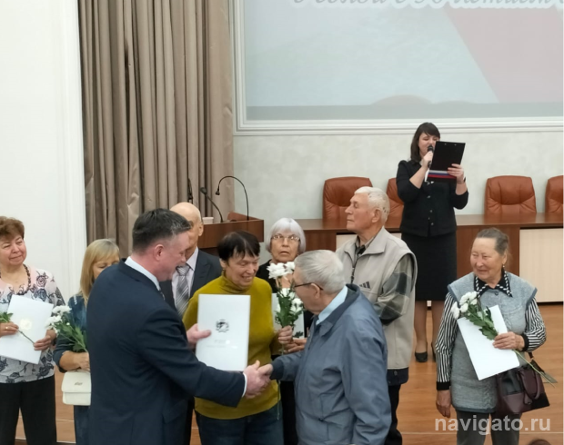 Золотые юбиляры смогут получить вознаграждение 50 тысяч рублей только в 2024 году