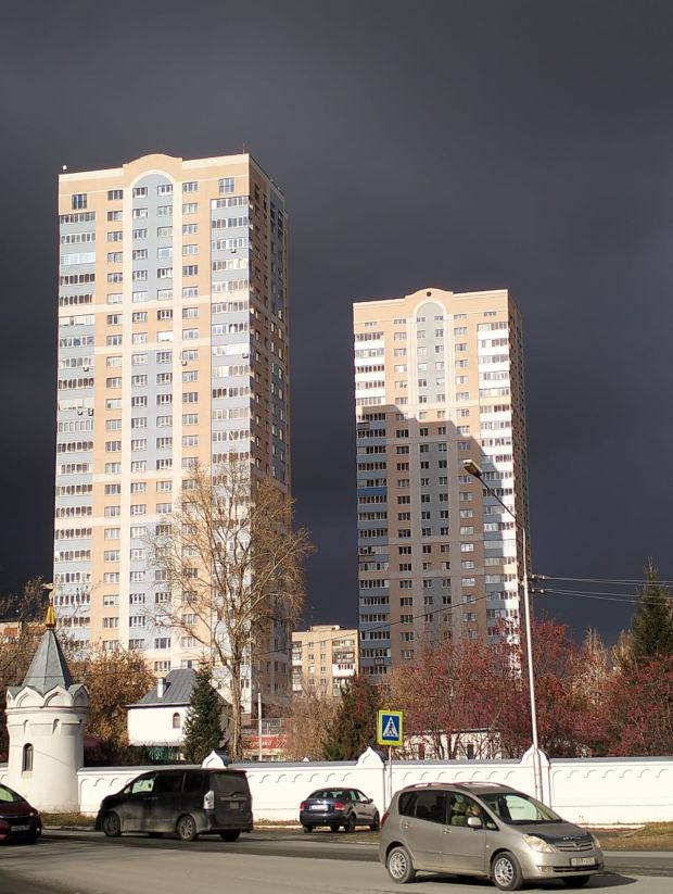 На ОбьГЭС мужчина выпал с балкона высотки