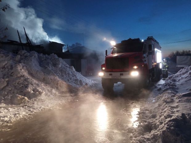В СНТ «Театральный» загорелись постройки на четырёх участках