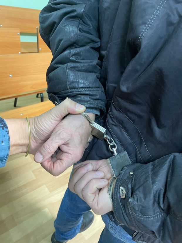 Троих новосибирцев задержали за попытку украсть деньги из банкомата