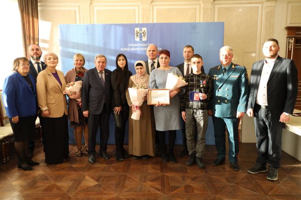 Троих подростков из Новосибирской области наградили за мужество