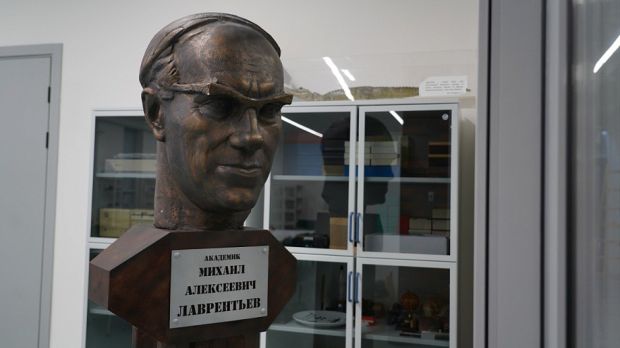 Выпускники СУНЦ НГУ передали учебному музею необычный подарок