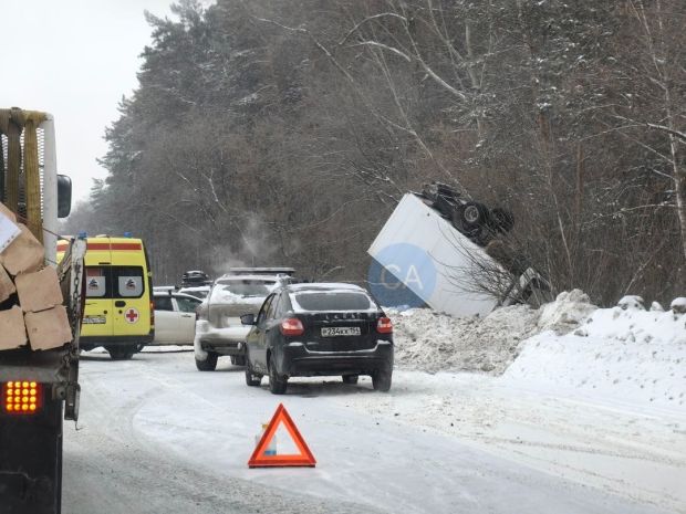 Недалеко от Нижней Ельцовки столкнулись три автомобиля