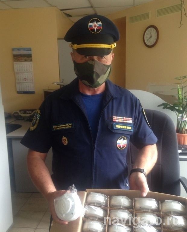 Пожарные извещатели выдают семьям из Советского района