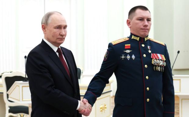 Владимир Путин вручил звезду Героя России выпускнику НВВКУ