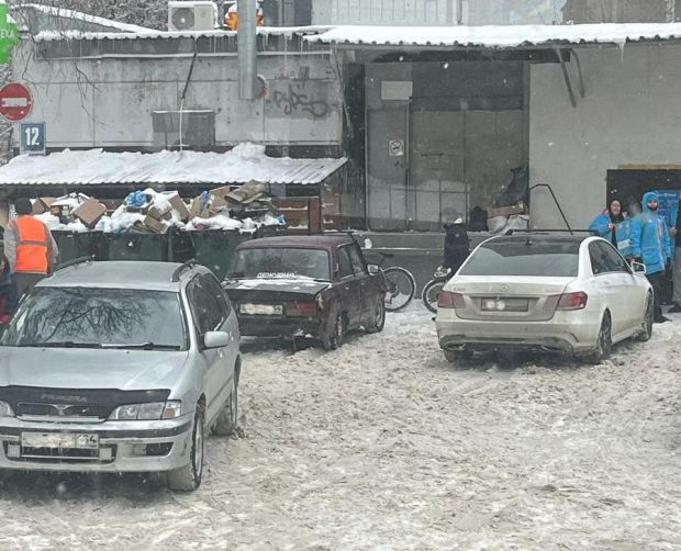 Неправильно припаркованные машины мешают вывозу ТКО