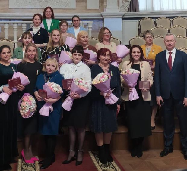 Женщинам вручили знаки отличия за материнскую доблесть