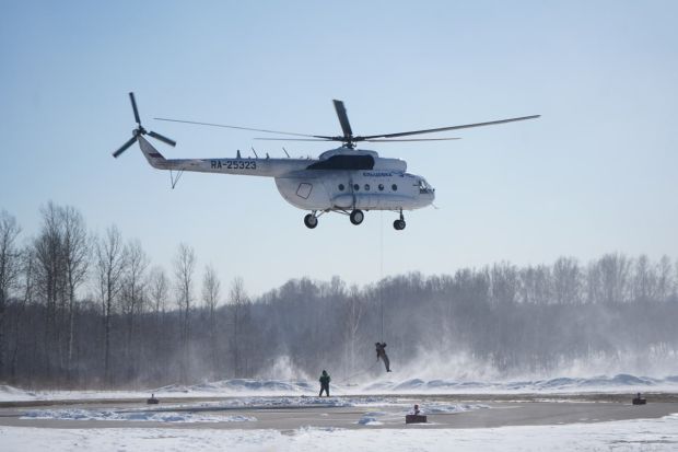 Пожарные-десантники региона отработали навыки спуска с вертолета