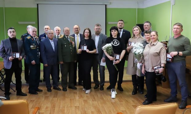 Знаки отличия за содействие СВО вручили в Советском районе