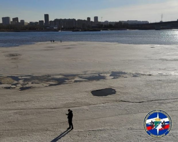 Компания подростков гуляла по льду на Оби