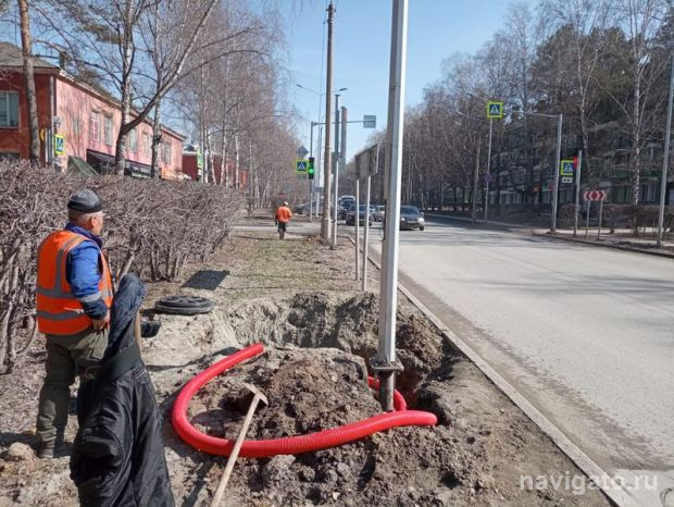 Старые столбы демонтируют на Морском проспекте