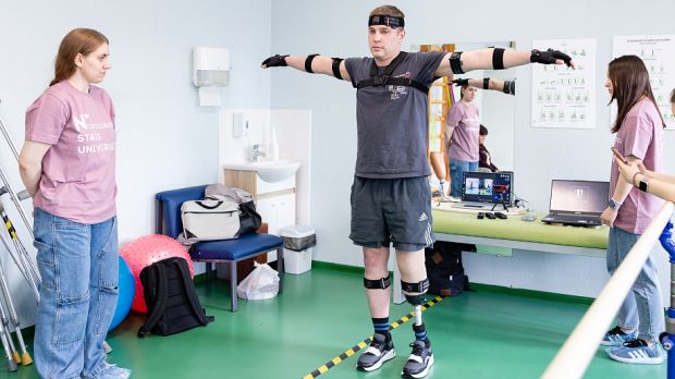 Выработать правильную походку на протезах поможет разработка ученых НГУ