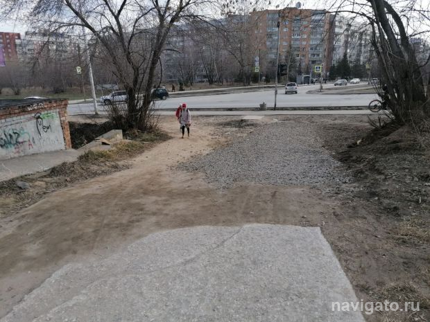 От перекрестка улиц Демакова и Российской заасфальтируют дорожку к жилым домам