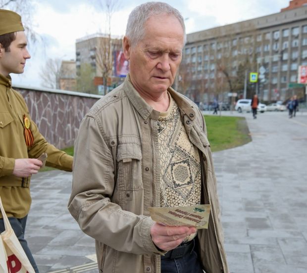 Письма с историями героев раздают новосибирские справедливороссы