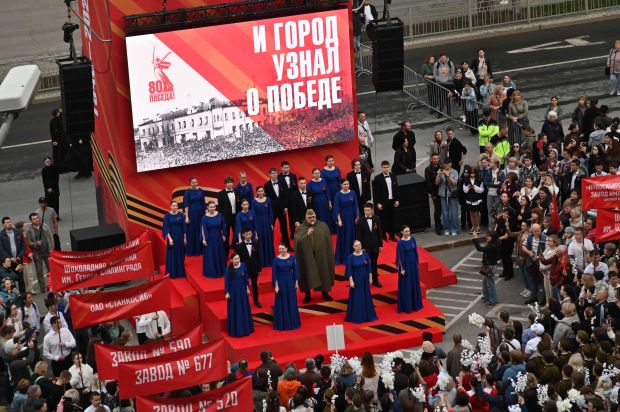 Рано утром 9 мая новосибирцы вместе исполнили песню «День Победы»