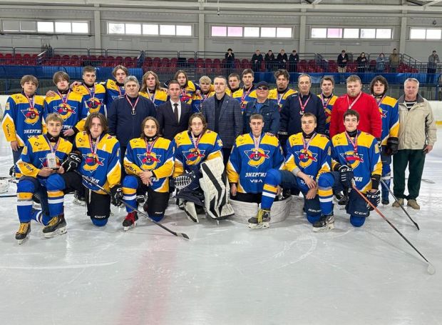 Хоккеистам спортшколы «Энергия» вручили бронзовые медали