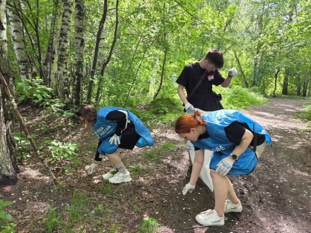 Более 180 килограммов мусора собрали волонтеры на озере на Шлюзе