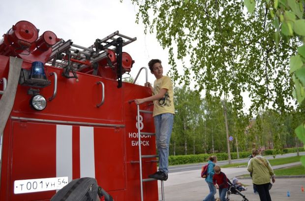 Посмотреть на скоростное маневрирование пожарных машин могут жители района