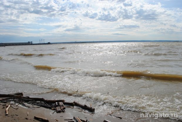 Древесину сбрасывают через водосливную плотину ГЭС