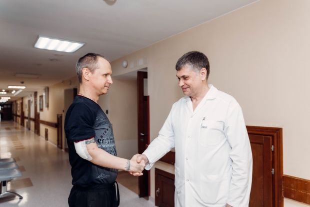 Хирурги-онкологи Центра Мешалкина помогли жителю Барнаула