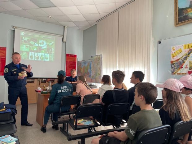 Специалисты отдела ГО и ЧС провели встречу со школьниками в Советском районе