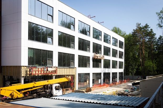 Обустройство фасада и витражей заканчивают на объектах второй очереди кампуса НГУ