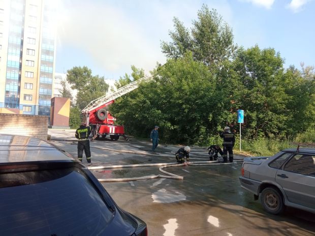 Старый барак подожгли в микрорайоне Щ