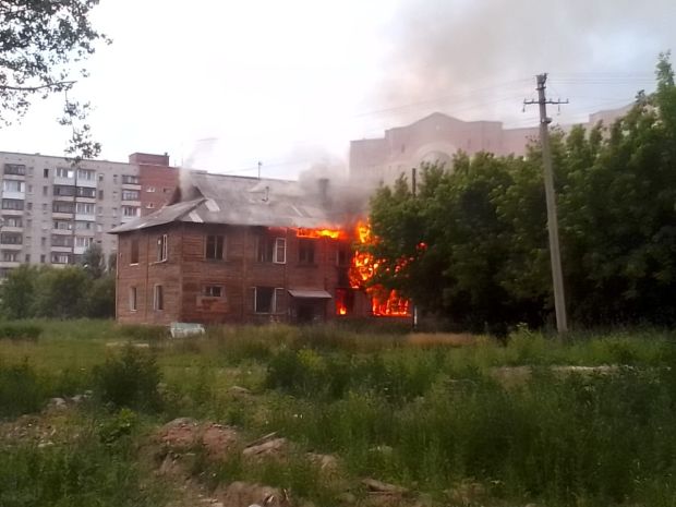 Двухэтажный барак сгорел в Академгородке