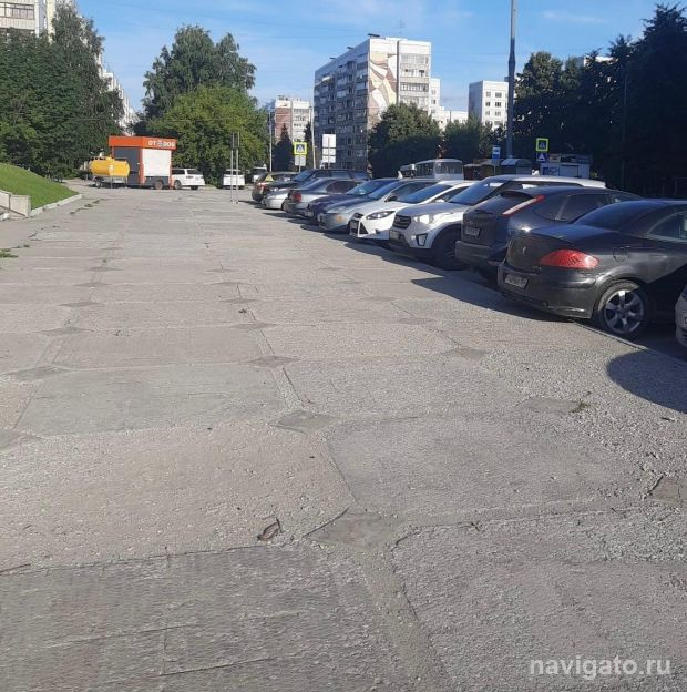 На тротуаре по улице Демакова срезали торчащую арматуру