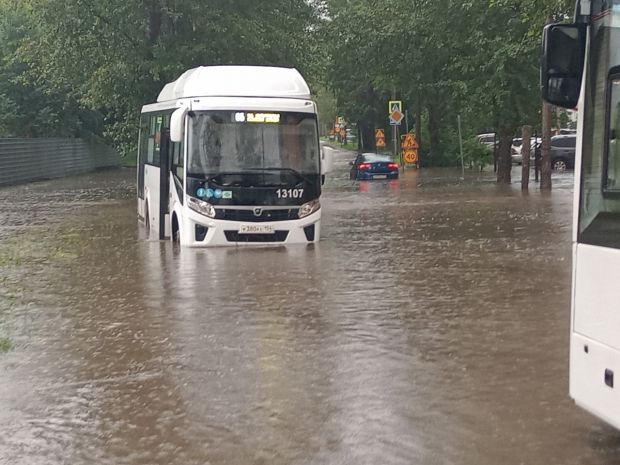 Вечерний ливень превратил в реки улицы Нижней зоны Академгородка