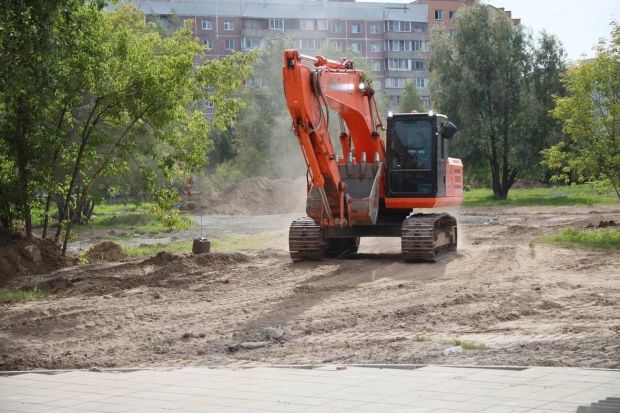 Мэр Новосибирска побывал на стройплощадке сквера на Демакова