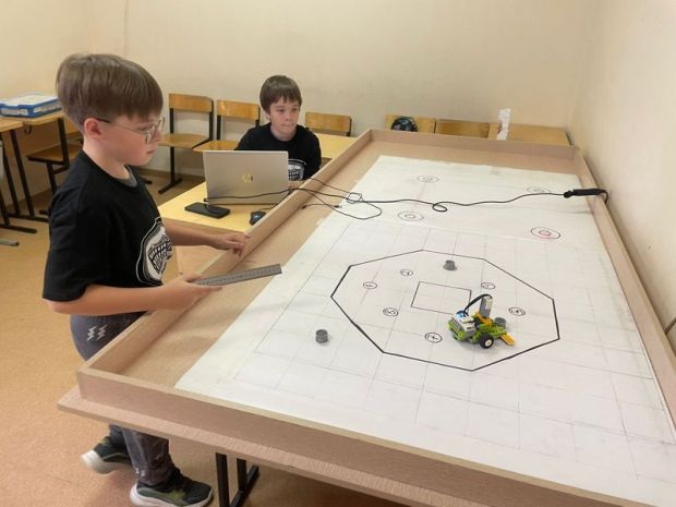 Ребята с ОбьГЭС победили на соревнованиях по робототехнике