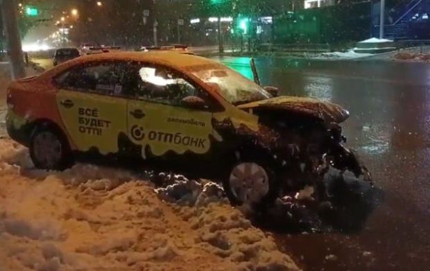 Автомобиль въехал в толпу людей на остановке