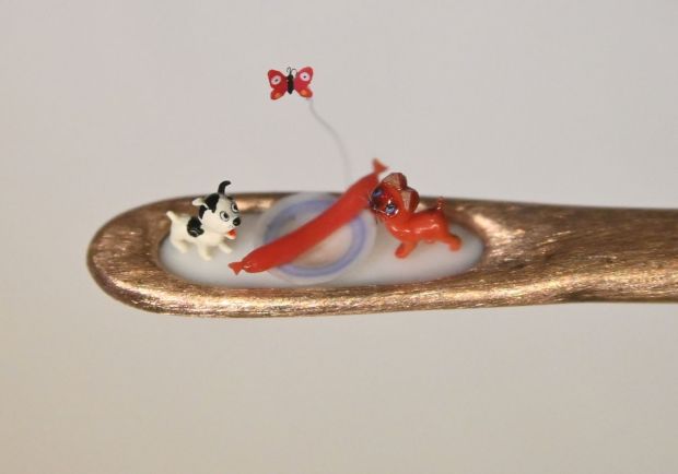 Владимир Анискин разместил героев мультфильма в ушке иголки