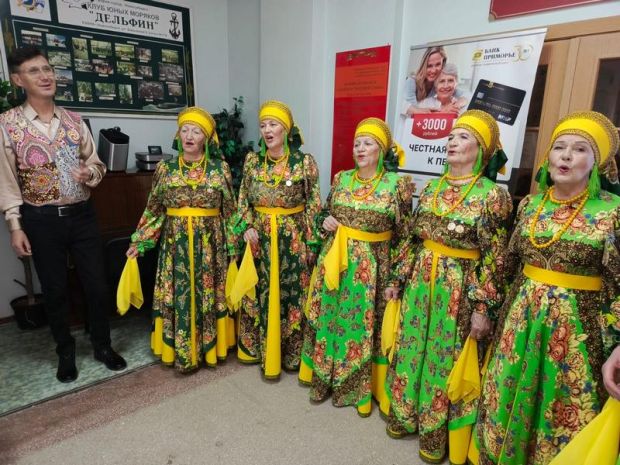 Бабушек и дедушек поздравили в микрорайоне ОбьГЭС