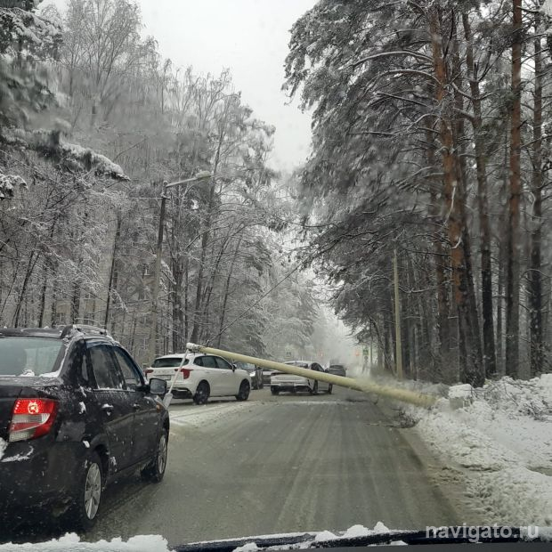 Мокрый снег на дорогах превращается в ледяные колеи