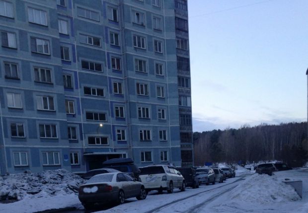 Неизвестные подожгли двери в многоквартирном доме в Нижней Ельцовке