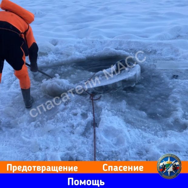 Спасатели МАСС достали из реки вмёрзшее в лёд тело рыбака