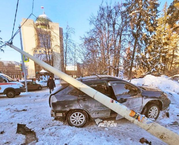 Лексус снёс световую опору на перекрёстке возле НГУ (видео)
