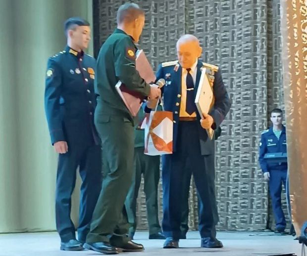 В НВВКУ поздравили легендарного ветерана с 90-летием